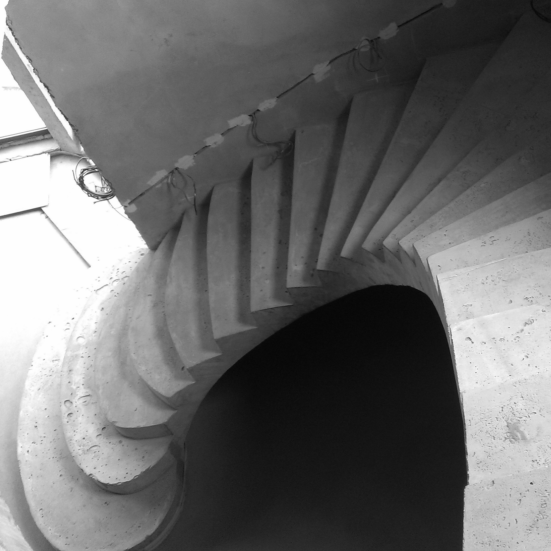 Г-образная лестница в частном доме из бетона с поворотом, фото