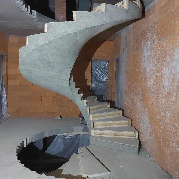 Винтовая лестница в частном доме из бетона на второй этаж Москва